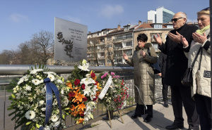 Foto: AA / Polaganjem cvijeća na Mostu Suade i Olge obilježena 33. godišnjica početka opsade Sarajeva