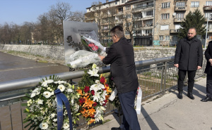 Foto: AA / Polaganjem cvijeća na Mostu Suade i Olge obilježena 33. godišnjica početka opsade Sarajeva