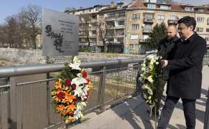 Foto: AA / Polaganjem cvijeća na Mostu Suade i Olge obilježena 33. godišnjica početka opsade Sarajeva