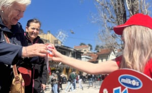 Foto: Milkos / Milkos dijelio Kefir građanima Sarajeva