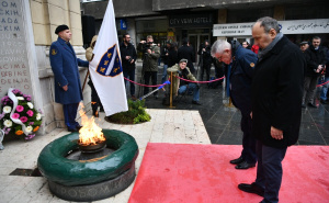 Foto: A. K. / Radiosarajevo.ba / Položeno cvijeće ispred Vječne vatre povodom Dana grada Sarajeva