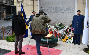 Foto: A. K. / Radiosarajevo.ba / Položeno cvijeće ispred Vječne vatre povodom Dana grada Sarajeva