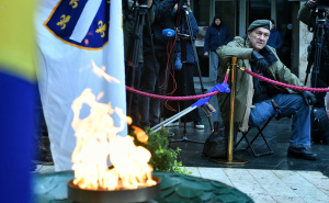 Foto: A. K. / Radiosarajevo.ba / Položeno cvijeće ispred Vječne vatre povodom Dana grada Sarajeva