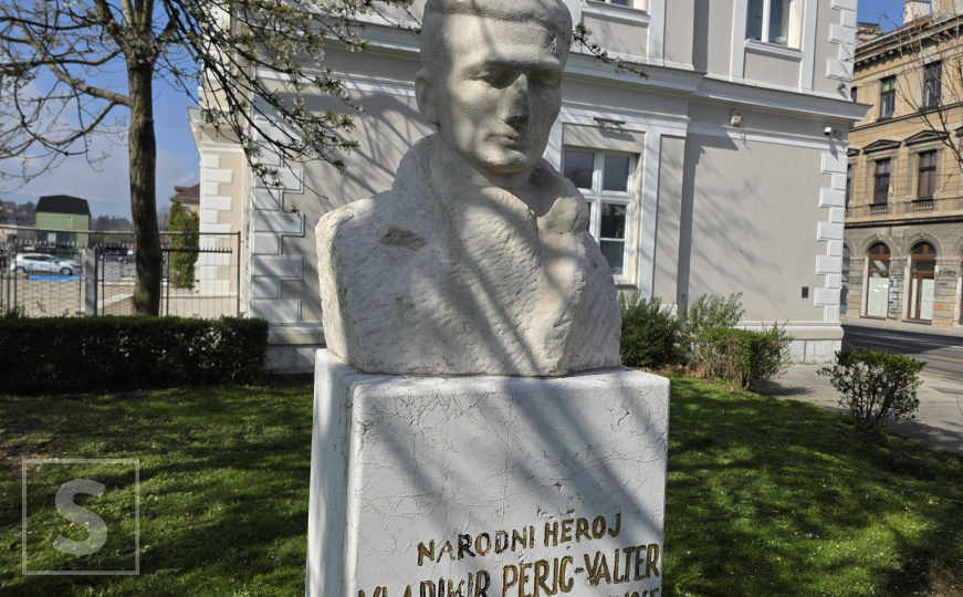 Spomen-bista Vladimiru Periću Valteru pokraj zgrade stare Električne centralne na Skenderiji