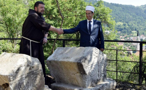 Foto: Jasmin Mehić / Fra Ilija Božić i Imam Esad ef. Pepić u Olovu