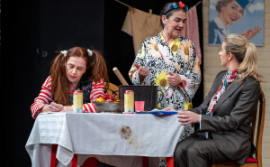 Foto: Bosansko narodno pozorište Zenica / Predstava 'Žene u crvenom'