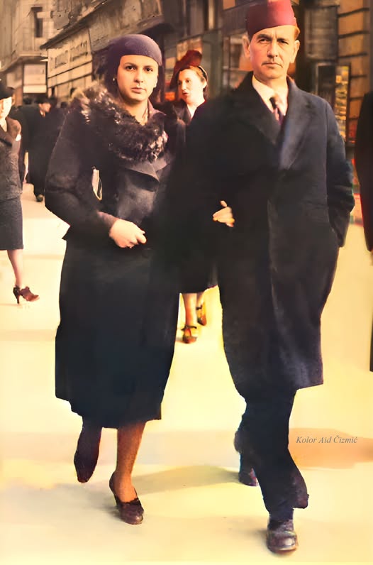 Azra Fazlagić, kći glumca Muhameda Kurta sa suprugom Hamidom, bankarem, šetaju ulicama Sarajeva