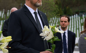 Foto: Ambasada SAD-a u BiH / Daniel Koski posjetio Memorijalni centar Srebrenica