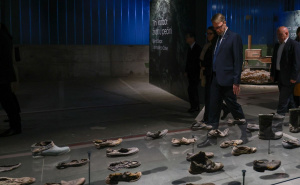 Foto: Ambasada SAD-a u BiH / Daniel Koski posjetio Memorijalni centar Srebrenica