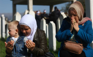 Foto: Dž. K. / Radiosarajevo.ba / Porodice na šehidskom mezarju u Vitezu