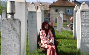 Foto: Dž. K. / Radiosarajevo.ba / Porodice na šehidskom mezarju u Vitezu