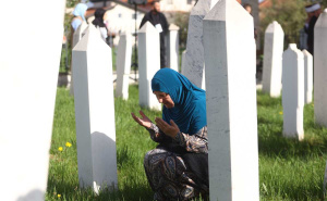 Foto: Dž. K. / Radiosarajevo.ba / Porodice na šehidskom mezarju u Vitezu
