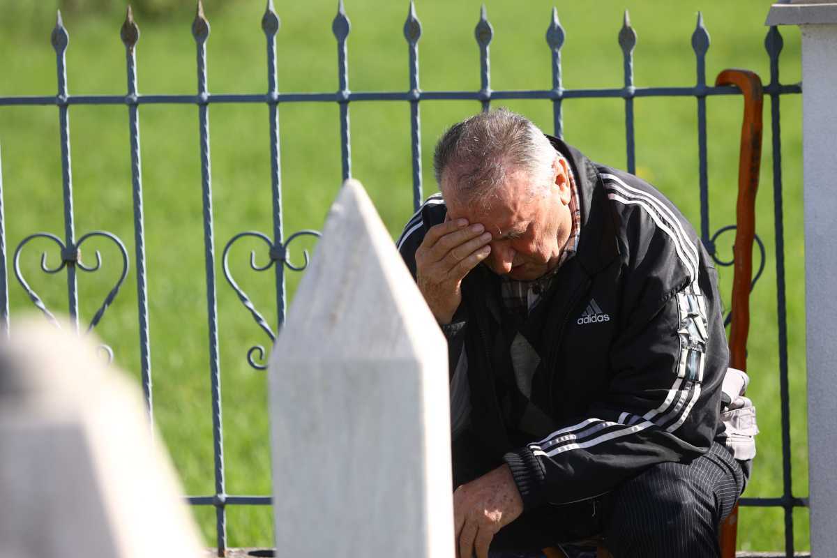 Porodice na šehidskom mezarju u Vitezu