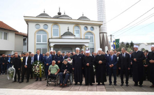 Foto: Dž. K. / Radiosarajevo.ba / Polaganje cvijeća na šehidskom mezarju u Ahmićima