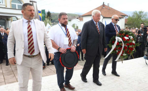 Foto: Dž. K. / Radiosarajevo.ba / Polaganje cvijeća na šehidskom mezarju u Ahmićima
