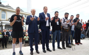 Foto: Dž. K. / Radiosarajevo.ba / Polaganje cvijeća na šehidskom mezarju u Ahmićima