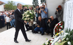 Foto: Dž. K. / Radiosarajevo.ba / Polaganje cvijeća na šehidskom mezarju u Ahmićima