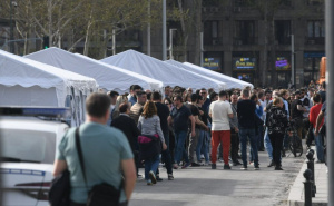 Foto: Nova.rs / Ljudi ispred šatora