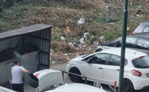 Foto: KJKP RAD / Odlaganje automobilskih guma u kontejnere za kućni komunalni otpad