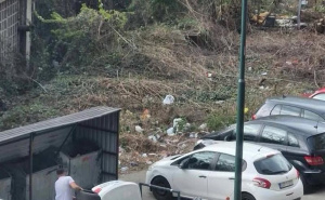 Foto: KJKP RAD / Odlaganje automobilskih guma u kontejnere za kućni komunalni otpad