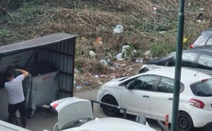 Foto: KJKP RAD / Odlaganje automobilskih guma u kontejnere za kućni komunalni otpad