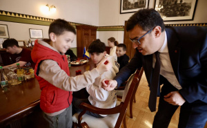 Foto: Grad Sarajevo / Predrag Puharić i djeca Doma za djecu bez roditeljskog staranja Bjelave