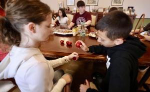 Foto: Grad Sarajevo / Predrag Puharić i djeca Doma za djecu bez roditeljskog staranja Bjelave