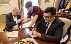 Foto: Grad Sarajevo / Predrag Puharić i djeca Doma za djecu bez roditeljskog staranja Bjelave