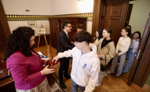 Foto: Grad Sarajevo / Predrag Puharić i djeca Doma za djecu bez roditeljskog staranja Bjelave