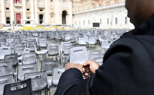 Foto: AA / Molitve u Vatikanu nakon smrti pape Franje