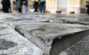 Foto: N. G. / Radiosarajevo.ba / Uništeni pločnici u Titovoj ulici