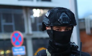 Foto: Dž. K. / Radiosarajevo.ba / Specijalac MUP-a RS sa zastavom Srbije na šljemu