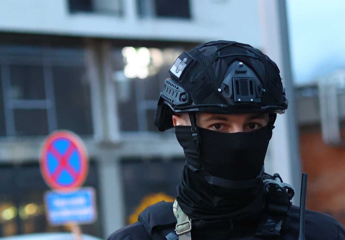 Specijalac MUP-a RS sa zastavom Srbije na šljemu