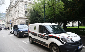 Foto: A. K. / Radiosarajevo.ba / Policija opet u zgradi Vlade KS