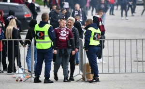 Foto: A.K./Radiosarajevo.ba / Navijači ispred stadiona Koševo