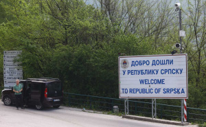 Foto: Dž. K. / Radiosarajevo.ba / Ploča ratnom zločincu Ratku Mladiću prefarbana