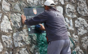 Foto: Dž. K. / Radiosarajevo.ba / Ploča ratnom zločincu Ratku Mladiću prefarbana