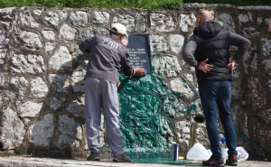 Foto: Dž. K. / Radiosarajevo.ba / Ploča ratnom zločincu Ratku Mladiću prefarbana