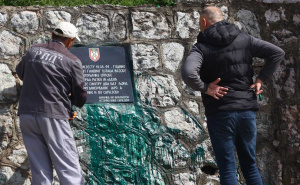 Foto: Dž. K. / Radiosarajevo.ba / Ploča ratnom zločincu Ratku Mladiću prefarbana