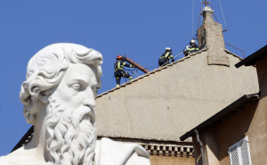 Foto: AA / Vatikanski vatrogasci postavili dimnjak na Sikstinskoj kapeli uoči predstojeće konklave