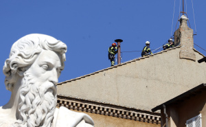 Foto: AA / Vatikanski vatrogasci postavili dimnjak na Sikstinskoj kapeli uoči predstojeće konklave