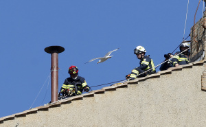 Foto: AA / Vatikanski vatrogasci postavili dimnjak na Sikstinskoj kapeli uoči predstojeće konklave