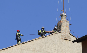 Foto: AA / Vatikanski vatrogasci postavili dimnjak na Sikstinskoj kapeli uoči predstojeće konklave