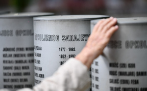 Foto: A. K. / Radiosarajevo.ba / Položeno cvijeće na Spomen-obilježju ubijenoj djeci opkoljenog Sarajeva