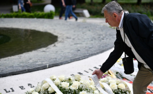 Foto: A. K. / Radiosarajevo.ba / Položeno cvijeće na Spomen-obilježju ubijenoj djeci opkoljenog Sarajeva