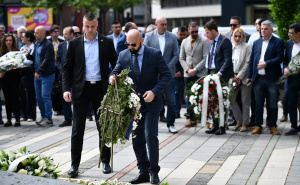 Foto: A. K. / Radiosarajevo.ba / Položeno cvijeće na Spomen-obilježju ubijenoj djeci opkoljenog Sarajeva
