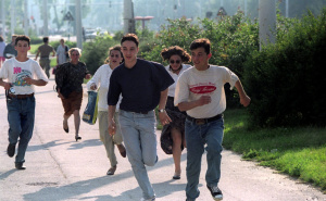 Foto: EPA - EFE / Djeca pretrčavaju mjesto gdje djeluje snajper u junu 1994. godine u Sarajevu