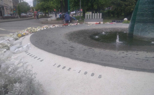 Foto: Radiosarajevo / Polaganje cvijeća na spomenik ubijenoj djeci u Sarajevu