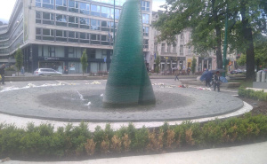 Foto: Radiosarajevo / Polaganje cvijeća na spomenik ubijenoj djeci u Sarajevu