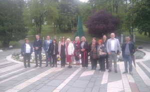 Foto: Radiosarajevo / Polaganje cvijeća na spomenik ubijenoj djeci u Sarajevu